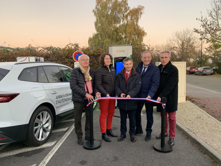 La borne de recharge publique très haute puissance du réseau 61mobility inaugurée.