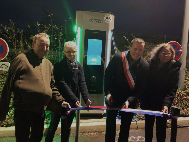 VAL AU PERCHE : La borne de recharge publique très haute puissance pour véhicule électrique inaugurée.